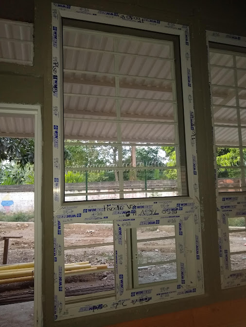 Ventana en PVC recién instalada con película protectora – Clínica – ventanas hospitalarias en PVC