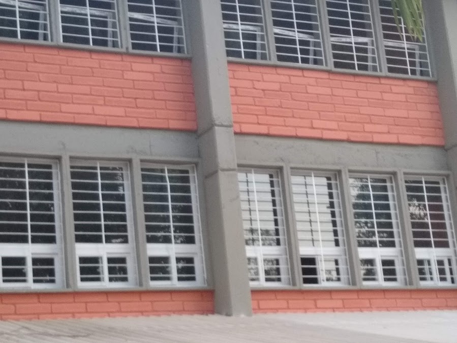 Fachada de clínica con ventanas en PVC y rejas de seguridad – Clínica – ventanas hospitalarias en PVC