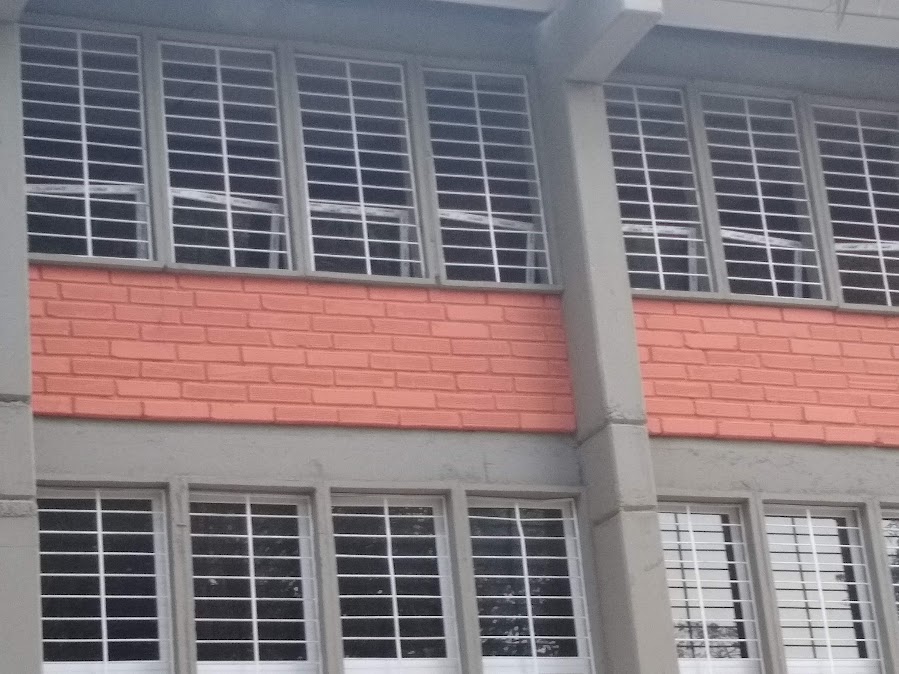 Fachada de clínica con ventanas en PVC y rejas de seguridad – Clínica – ventanas hospitalarias en PVC