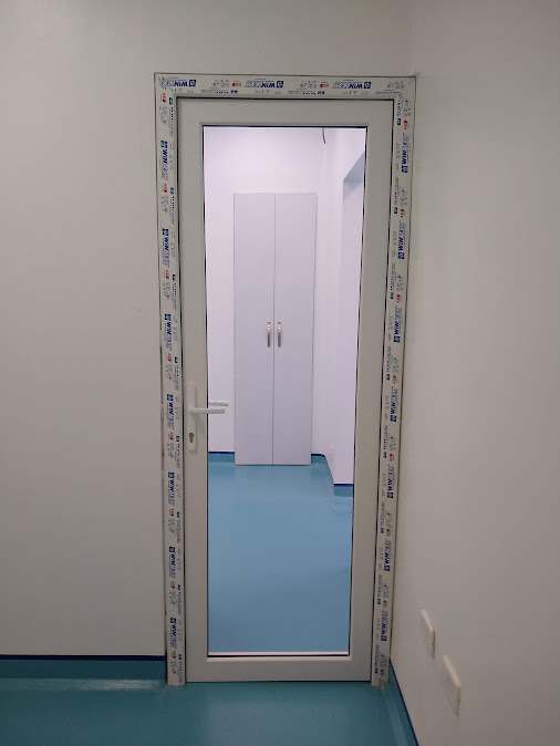 Puerta en PVC con vidrio en laboratorio clínico – Laboratorio CECAD