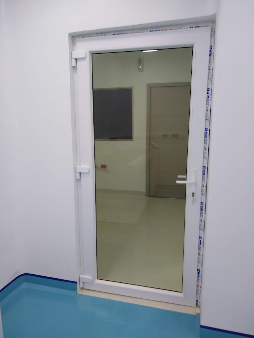 Puerta en PVC con vidrio en laboratorio clínico – Laboratorio CECAD