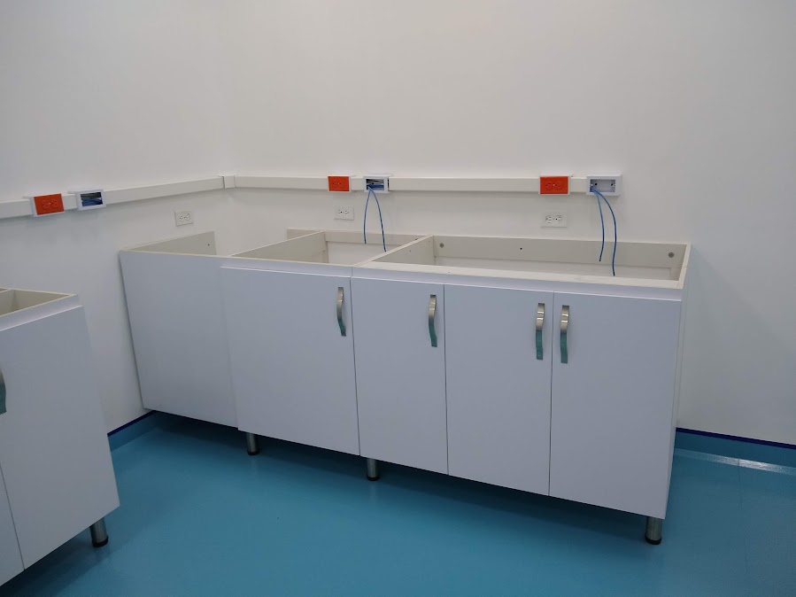 Mobiliario clínico y de laboratorio con acabados en PVC – Laboratorio CECAD