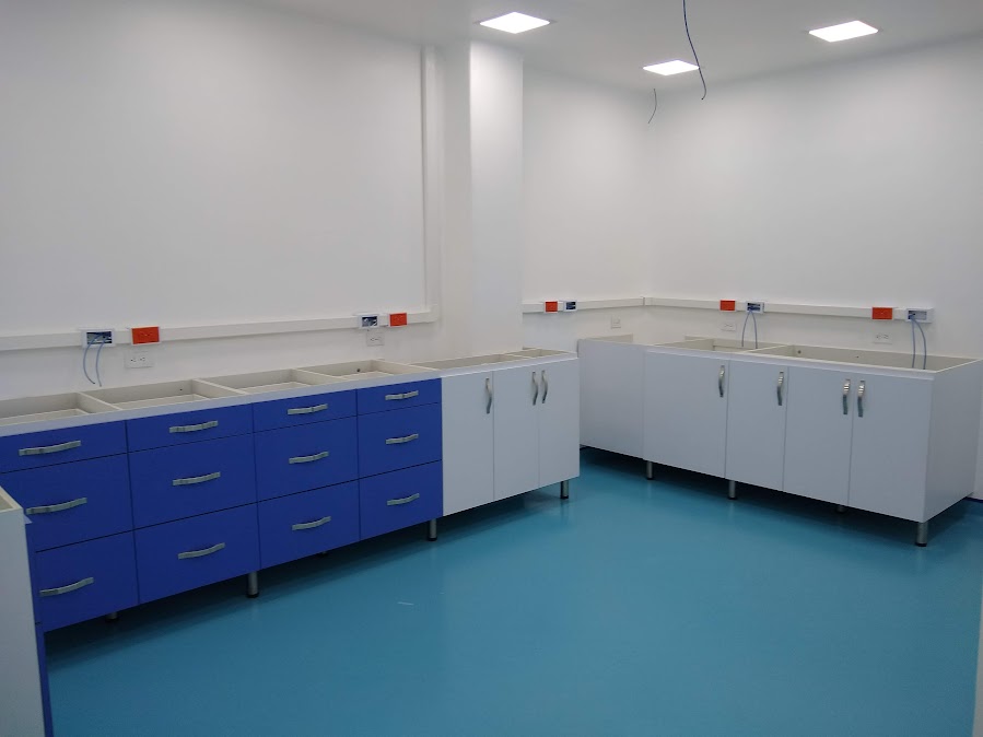 Mobiliario clínico y de laboratorio con acabados en PVC – Laboratorio CECAD