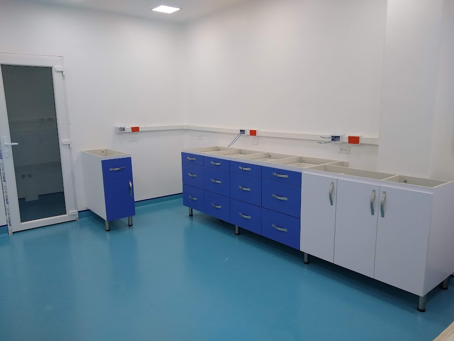 Laboratorio clínico con puerta en PVC y mobiliario de laboratorio – Laboratorio CECAD