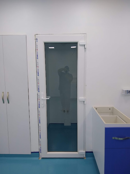Puerta en PVC con vidrio para área clínica – Laboratorio CECAD