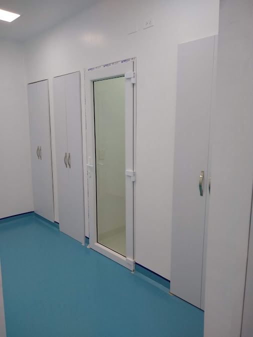 Puertas en PVC con vidrio y armarios en laboratorio clínico – Laboratorio CECAD