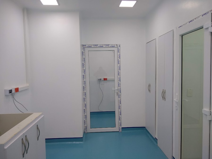 Puerta en PVC en laboratorio con armarios y mesón – Laboratorio CECAD