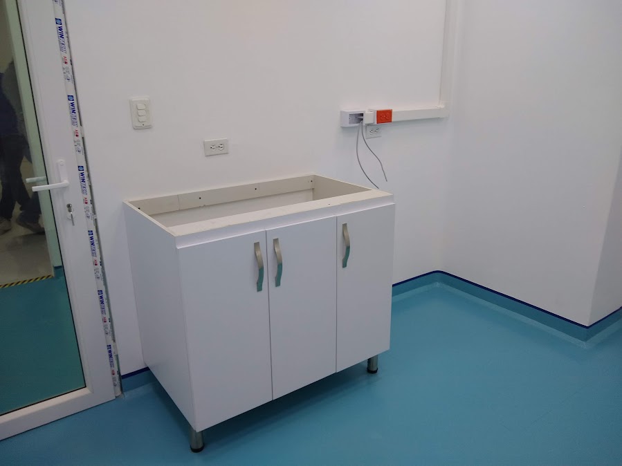 Mobiliario clínico y de laboratorio con acabados en PVC – Laboratorio CECAD