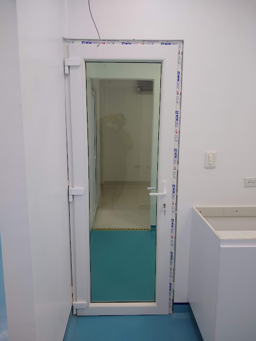 Puertas en PVC con vidrio y armarios en laboratorio clínico – Laboratorio CECAD