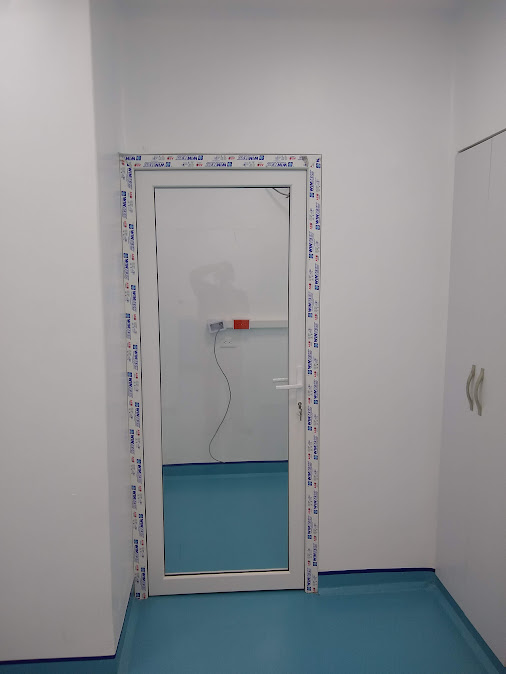 Puerta en PVC con vidrio para área clínica – Laboratorio CECAD