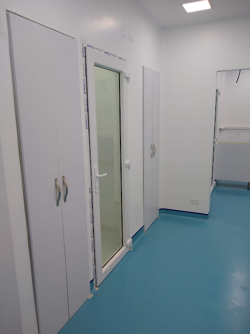 Puertas en PVC con vidrio y armarios en laboratorio clínico – Laboratorio CECAD