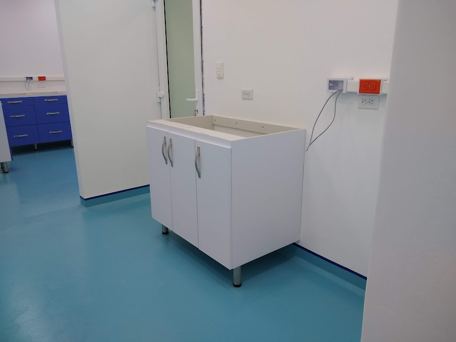 Mobiliario clínico y de laboratorio con acabados en PVC – Laboratorio CECAD
