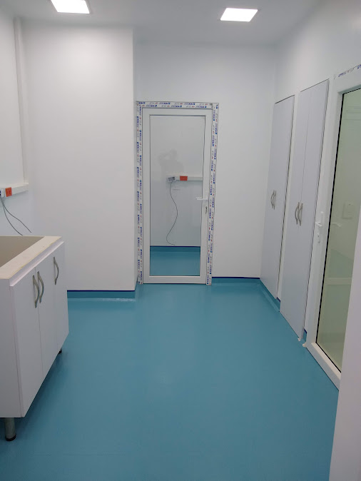 Puertas en PVC con vidrio y armarios en laboratorio clínico – Laboratorio CECAD