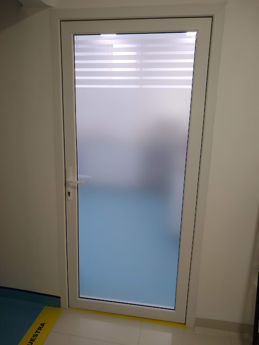Puerta en PVC con vidrio esmerilado en laboratorio clínico – Laboratorio CECAD