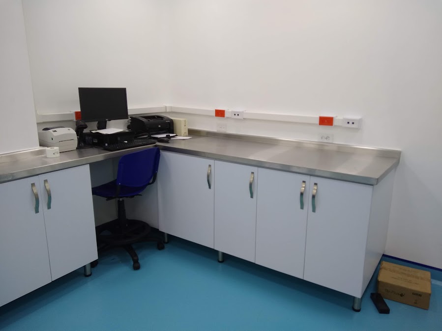 Mobiliario clínico y de laboratorio con acabados en PVC – Laboratorio CECAD