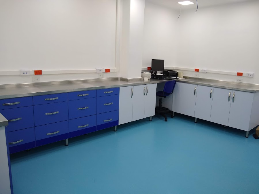 Mobiliario clínico y de laboratorio con acabados en PVC – Laboratorio CECAD