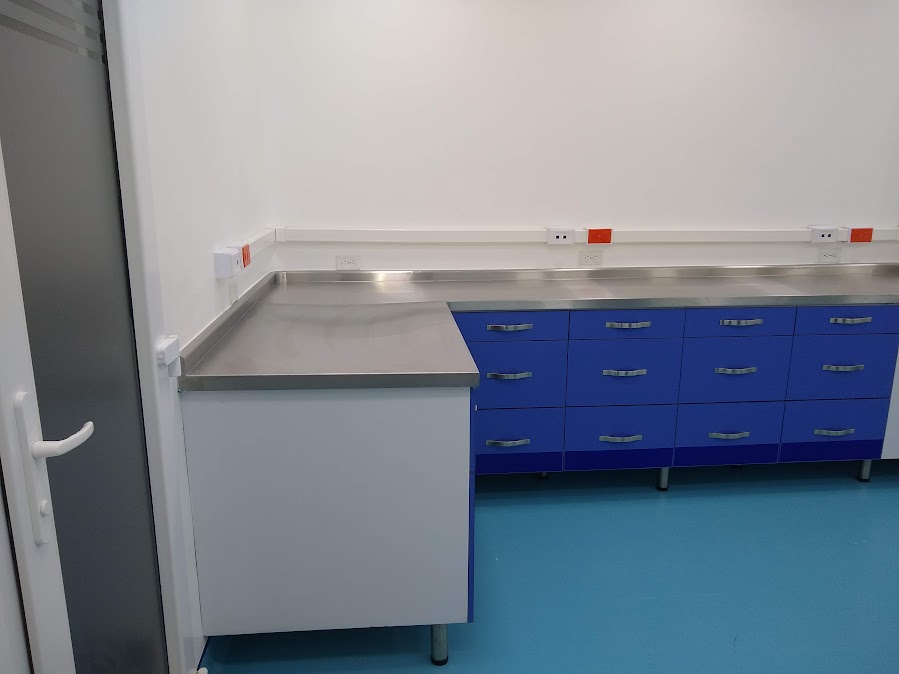Mobiliario de laboratorio con mesón en acero y cajoneras – Laboratorio CECAD