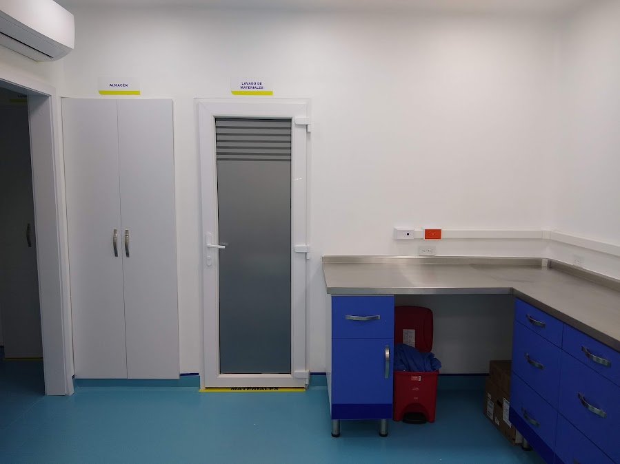 Mobiliario clínico y de laboratorio con acabados en PVC – Laboratorio CECAD