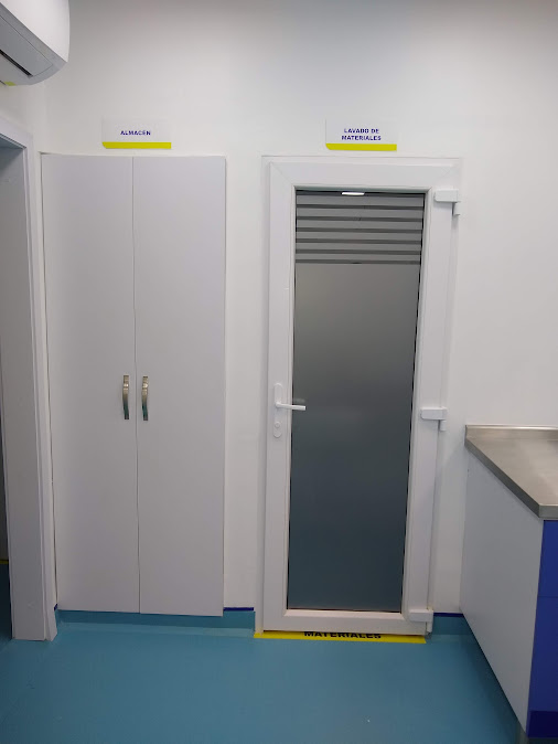 Puerta en PVC con vidrio esmerilado en laboratorio clínico – Laboratorio CECAD