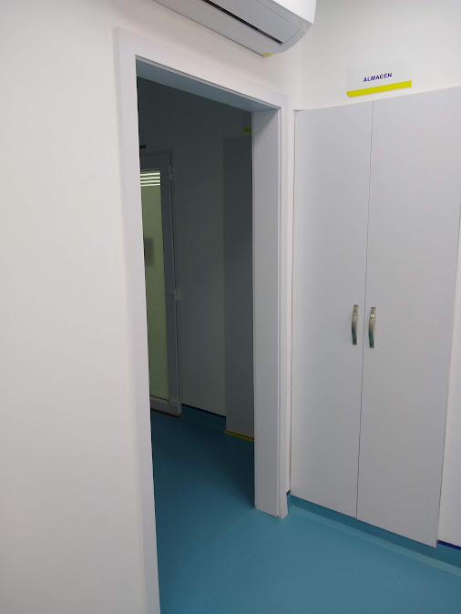 Puertas en PVC con vidrio y armarios en laboratorio clínico – Laboratorio CECAD