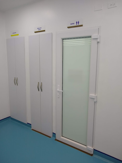 Puertas en PVC con vidrio y armarios en laboratorio clínico – Laboratorio CECAD
