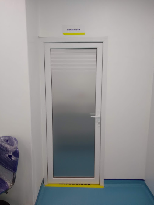 Puerta en PVC con vidrio esmerilado en laboratorio clínico – Laboratorio CECAD