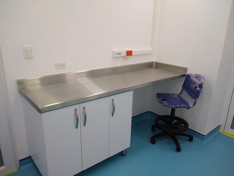 Mobiliario clínico y de laboratorio con acabados en PVC – Laboratorio CECAD