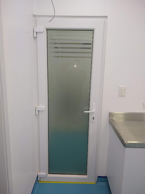 Puerta en PVC con vidrio para área clínica – Laboratorio CECAD