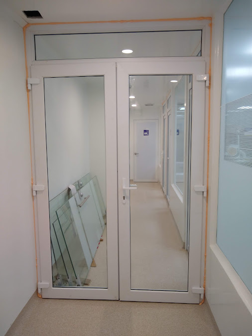 Puerta en PVC con vidrio para área clínica – Clínica San Martín – Hospitalización y UCI