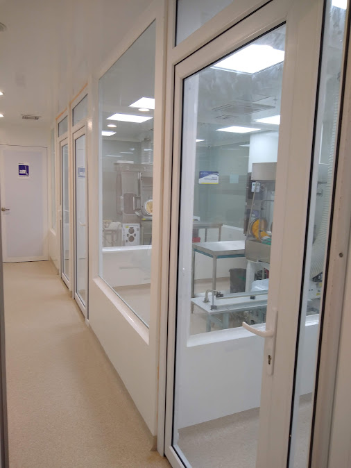 Puertas y divisiones en PVC con vidrio en unidad de cuidados intensivos – Clínica San Martín – Hospitalización y UCI