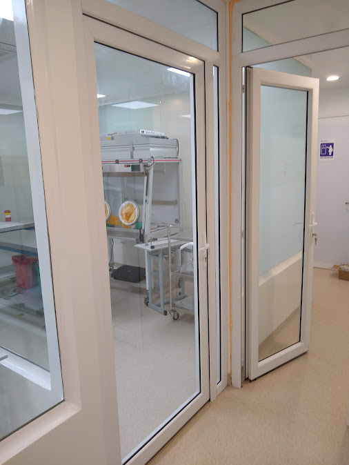 Puertas y divisiones en PVC con vidrio en unidad de cuidados intensivos – Clínica San Martín – Hospitalización y UCI