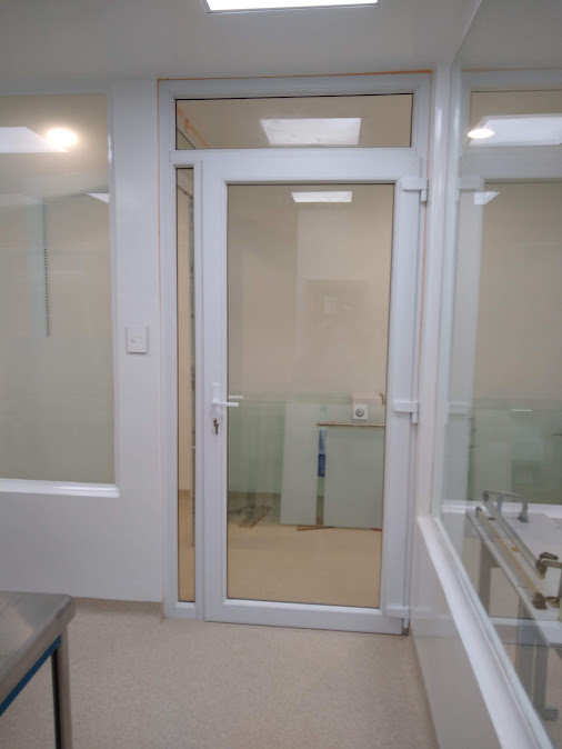 Puerta en PVC con vidrio para área clínica – Clínica San Martín – Hospitalización y UCI