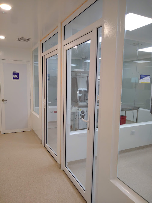 Puerta en PVC con vidrio para área clínica – Clínica San Martín – Hospitalización y UCI