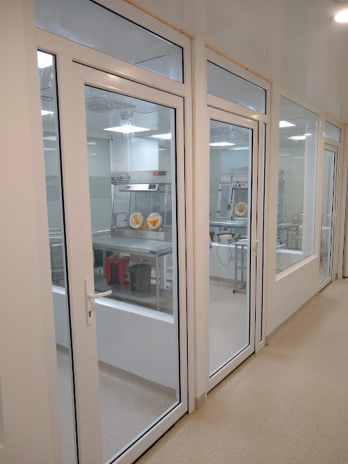 Puertas y divisiones en PVC con vidrio en unidad de cuidados intensivos – Clínica San Martín – Hospitalización y UCI