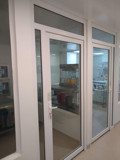 Puertas y divisiones en PVC con vidrio en unidad de cuidados intensivos – Clínica San Martín – Hospitalización y UCI