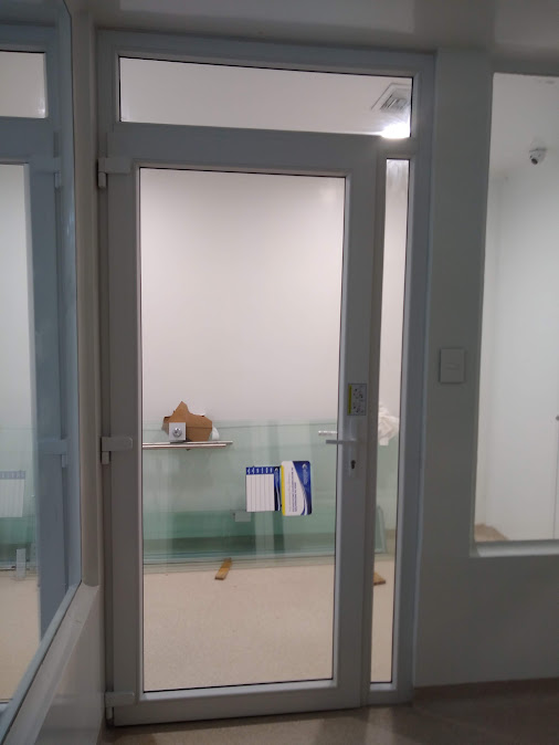 Puerta en PVC con vidrio para área clínica – Clínica San Martín – Hospitalización y UCI