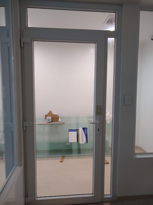 Puerta en PVC con vidrio en área clínica – Clínica San Martín – Hospitalización y UCI
