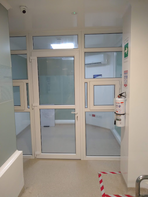 Puerta en PVC con vidrio para área clínica – Clínica San Martín – Hospitalización y UCI