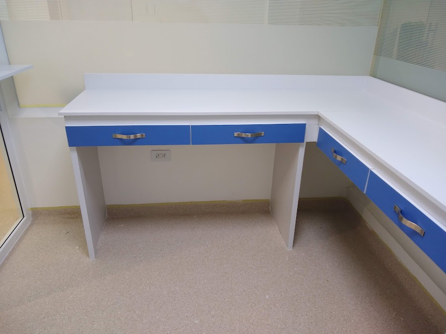Escritorio en L con cajones para área clínica – Mobiliario hospitalario