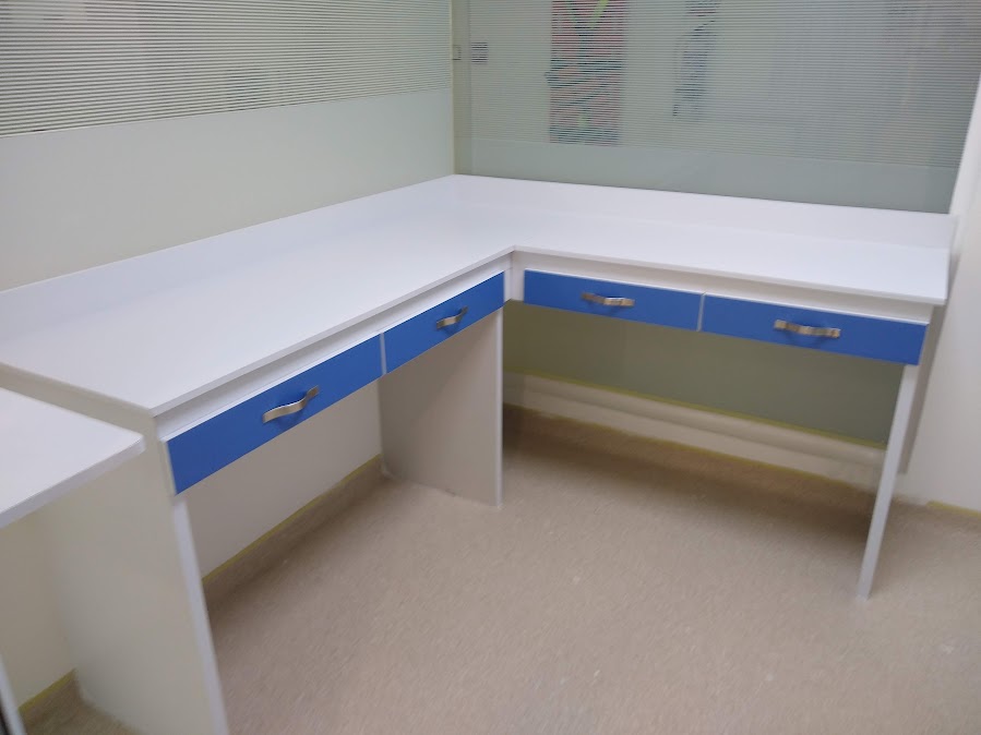 Escritorio en L con cajones para área clínica – Mobiliario hospitalario