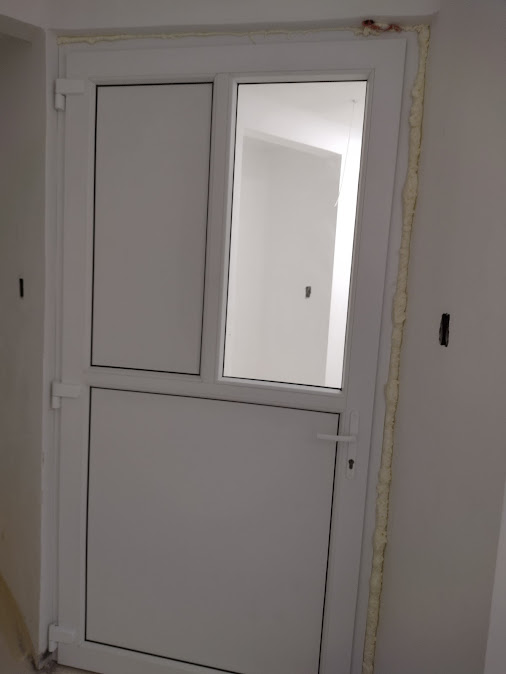 Puerta en PVC con vidrio superior para área hospitalaria – Adecuaciones hospitalarias