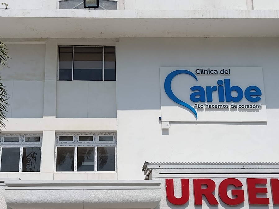 Fachada de clínica con ventanas en PVC – Clínica del Caribe – Barranquilla