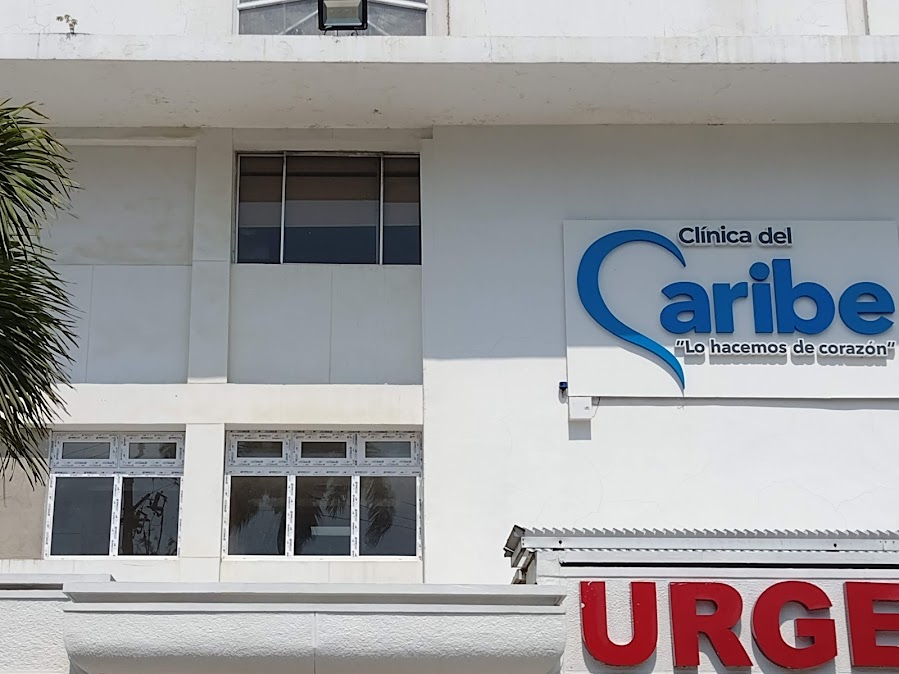 Fachada de clínica con ventanas en PVC – Clínica del Caribe – Barranquilla
