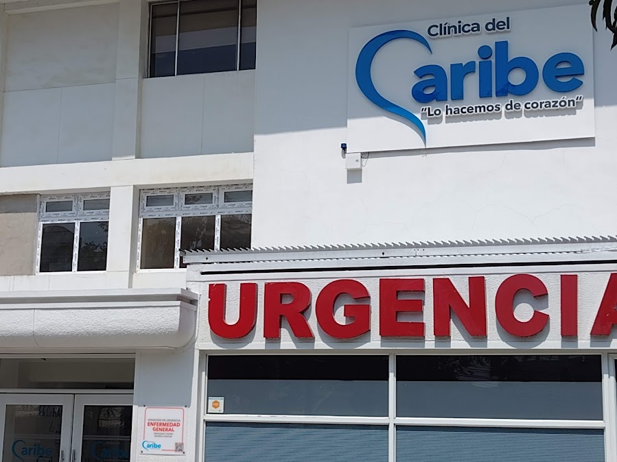 Fachada de clínica con ventanas en PVC – Clínica del Caribe – Barranquilla