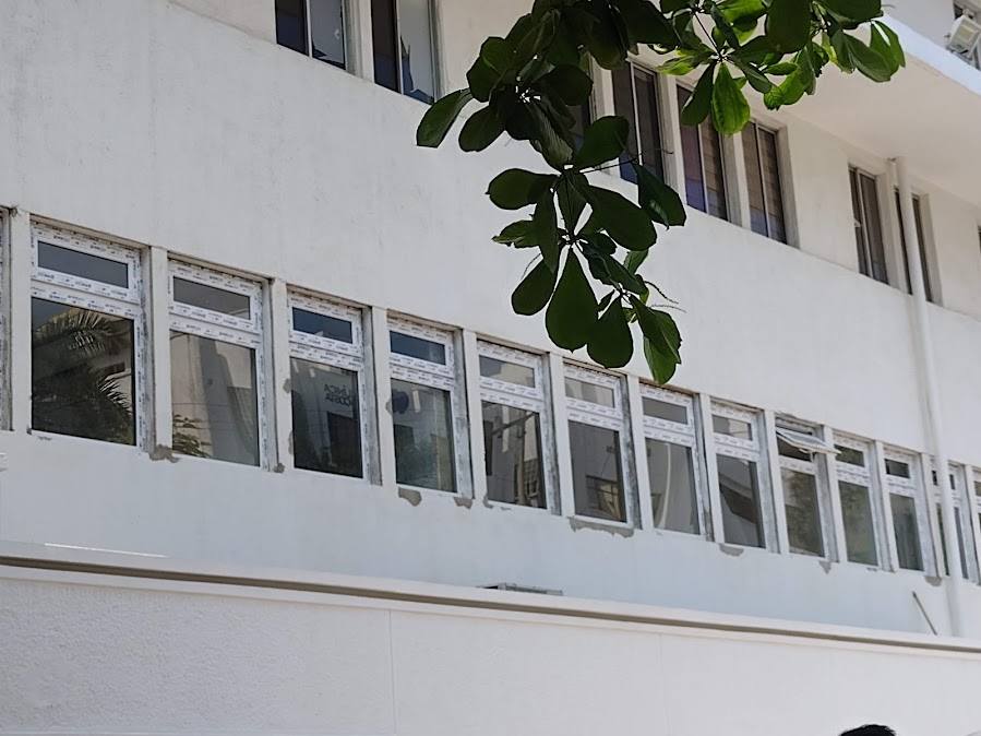 Fachada de clínica con ventanas en PVC – Clínica del Caribe – Barranquilla