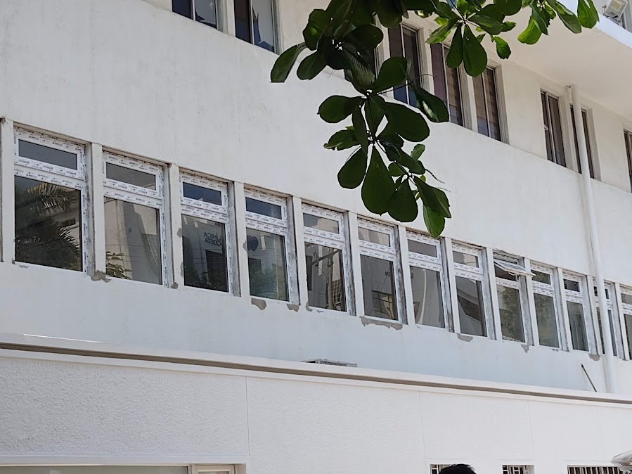 Fachada de clínica con ventanas en PVC – Clínica del Caribe – Barranquilla