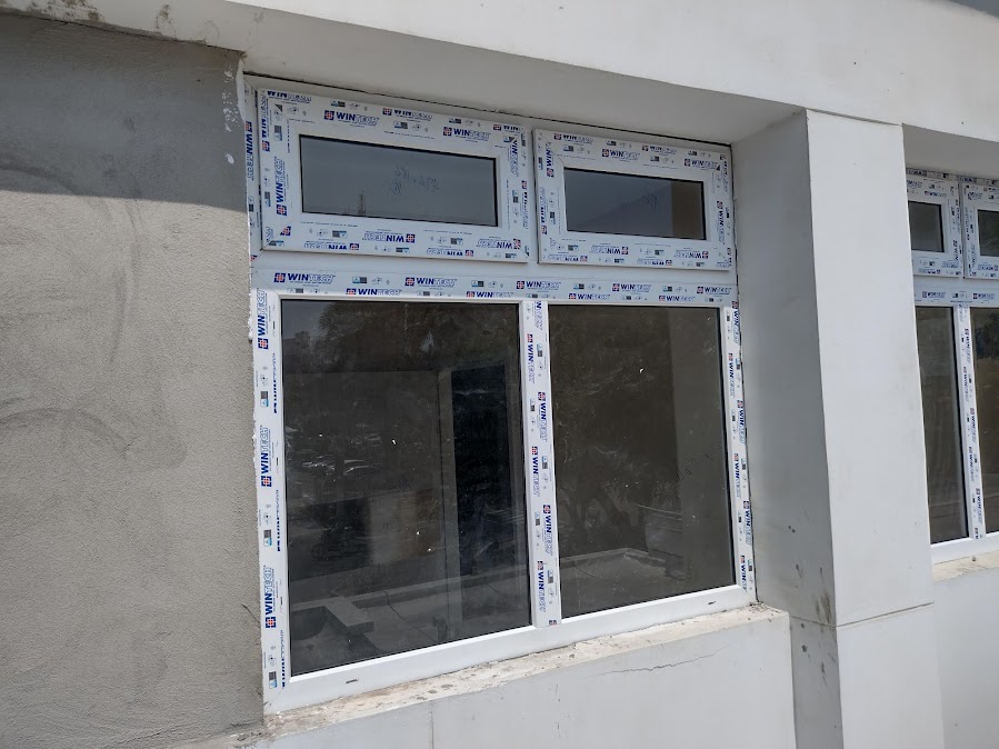 Fachada de clínica con ventanas en PVC – Clínica del Caribe – Barranquilla