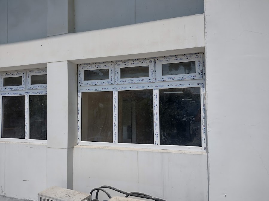 Fachada de clínica con ventanas en PVC – Clínica del Caribe – Barranquilla