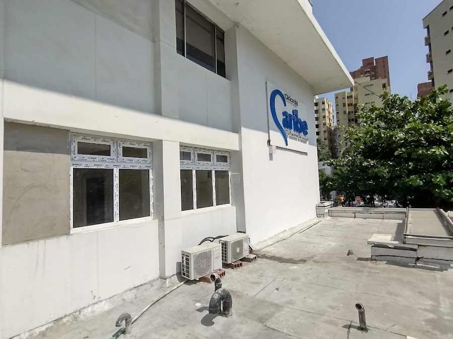 Fachada de clínica con ventanas en PVC – Clínica del Caribe – Barranquilla