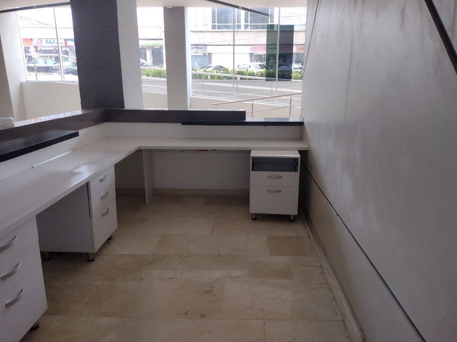 Mesón de atención con cajoneras en PVC – Recepción CECAD